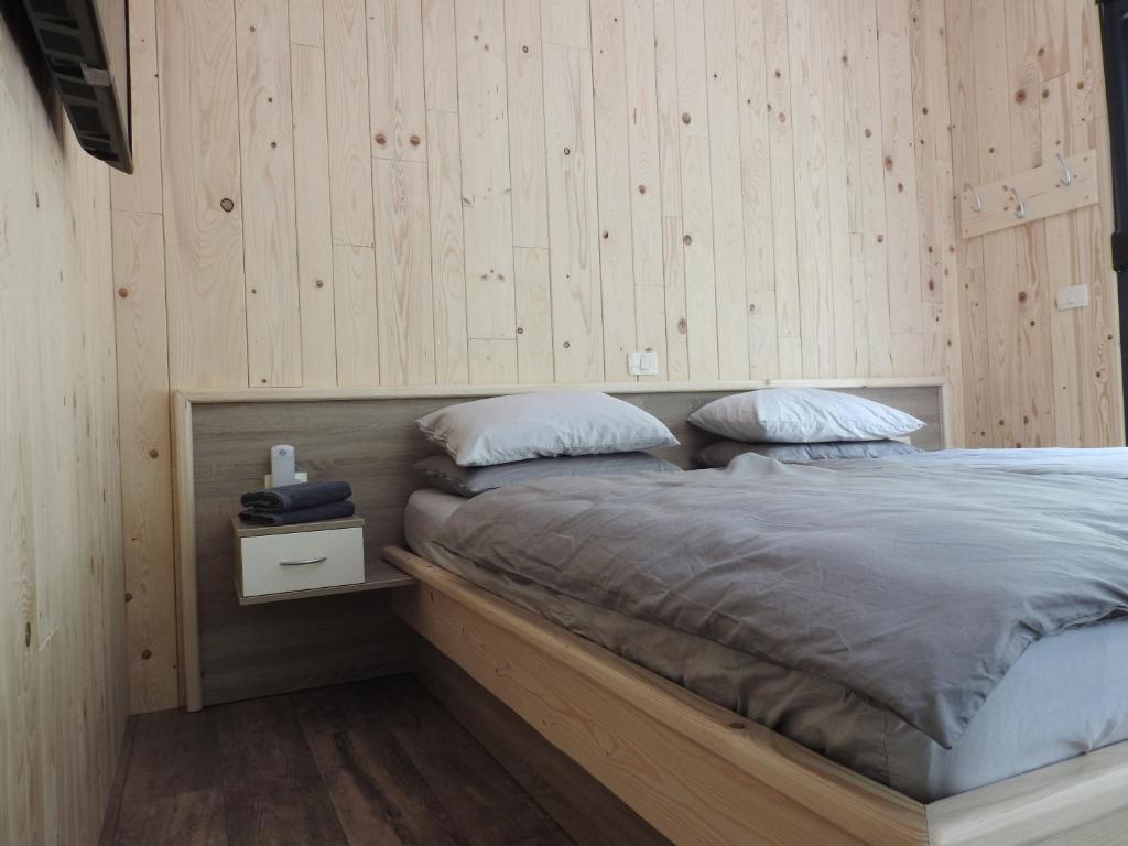 Postel nebo postele na pokoji v ubytování Počitniški hišici - Small holiday houses