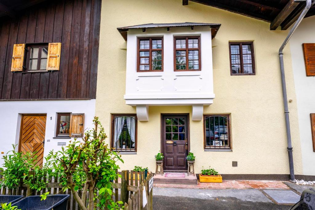 ein Haus mit einem Holzhaus mit einer Tür in der Unterkunft Ferienhaus Malerwinkel in Mittenwald