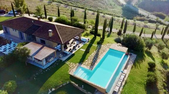 マルシリアナにあるArgillosa Country Houseのプール付きの家の航空写真