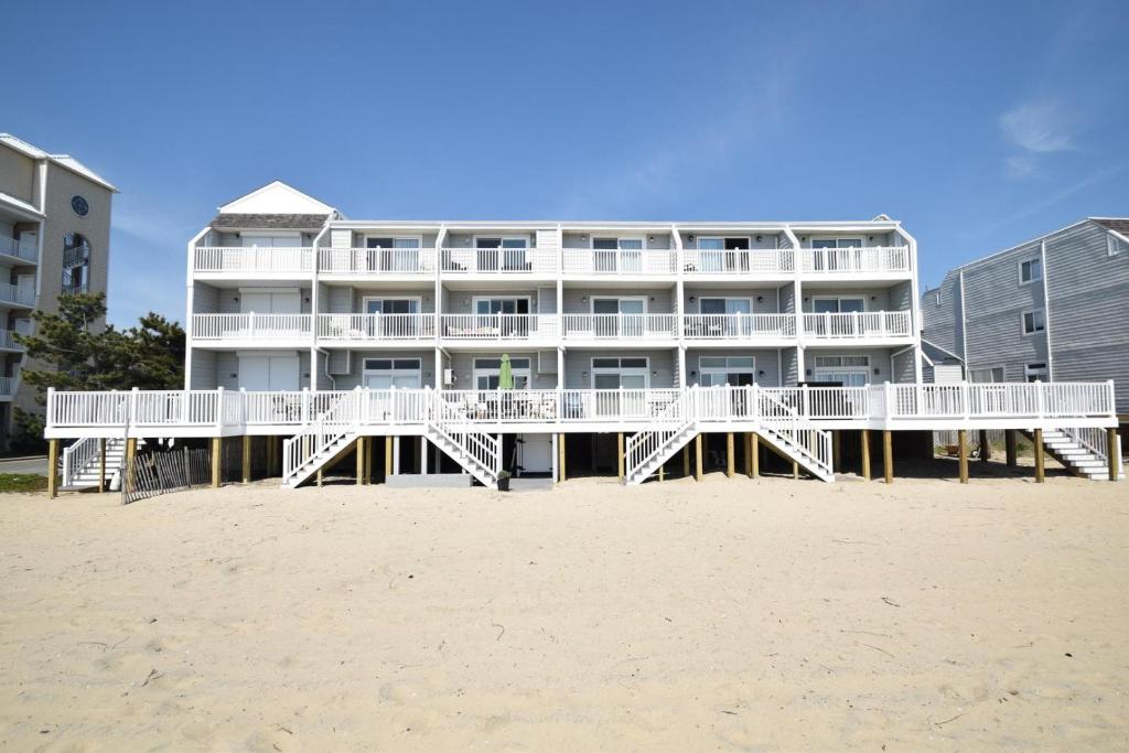 ein Gebäude am Strand neben dem Sand in der Unterkunft Ocean Club 4011 townhouse in Ocean City