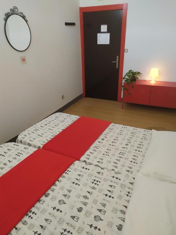 Postel nebo postele na pokoji v ubytování Bilbao Akelarre Hostel
