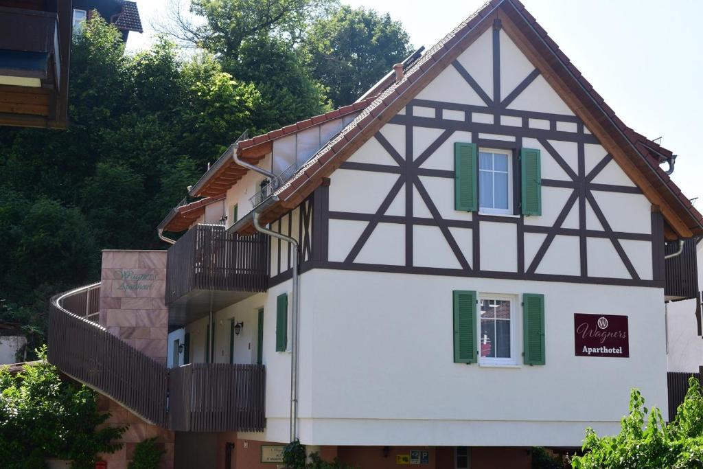 una casa con un balcón en el lateral. en Wagners Aparthotel, en Sasbachwalden