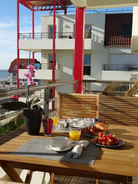 einen Tisch mit Frühstückszutaten auf dem Balkon in der Unterkunft Residence Belle Epoque in Wimereux