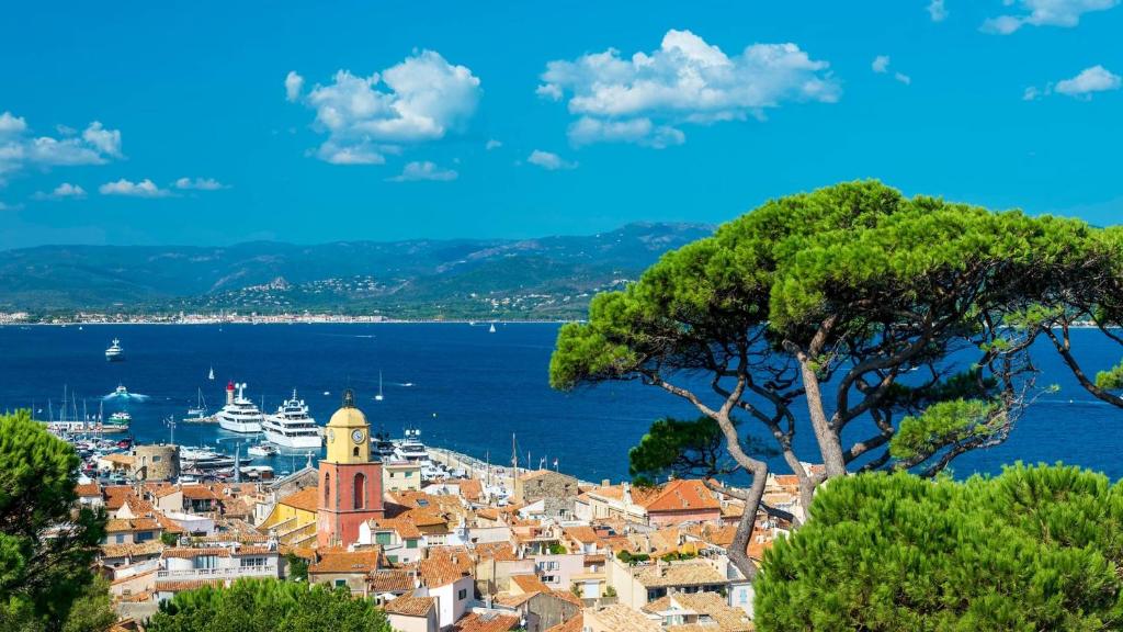 - une vue sur la ville et l'eau dans l'établissement Saint-Tropez, à Saint-Tropez