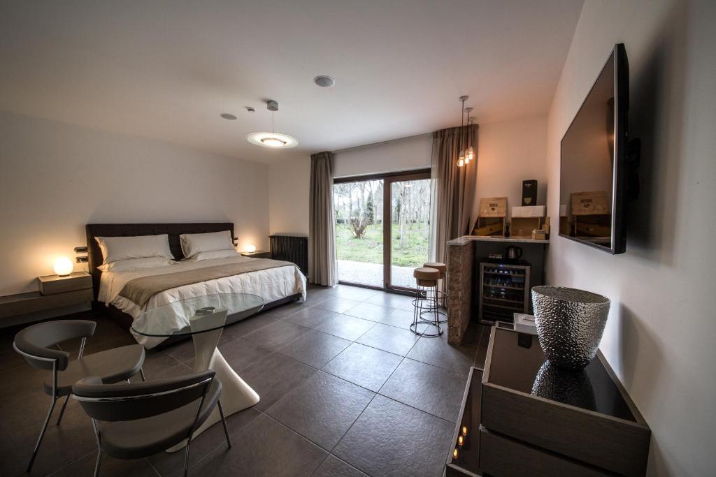 Aminta Resort في Genazzano: غرفة نوم بسرير وطاولة زجاجية