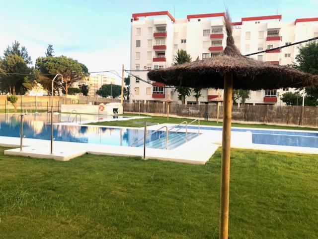 Bazén v ubytování GATU Verano con parking, wifi, piscina , " Preferente mayores de 25 años y familias " nebo v jeho okolí
