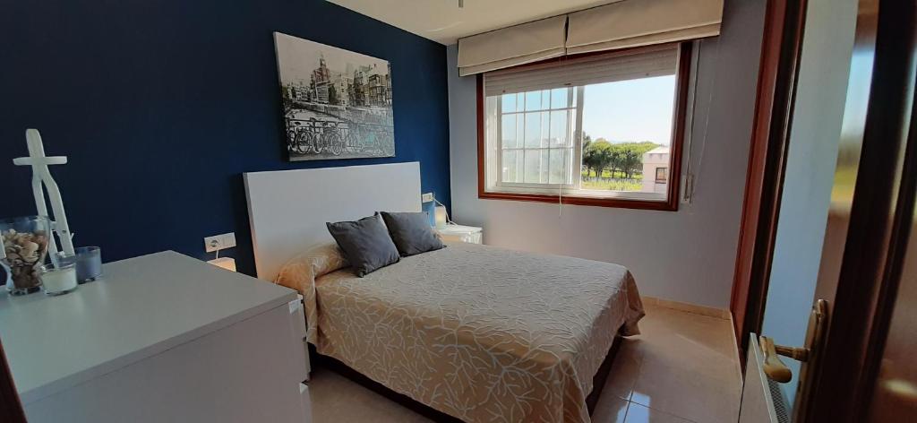 サンシェンショにあるMontalvo Apartamentoの小さなベッドルーム(ベッド1台、窓付)