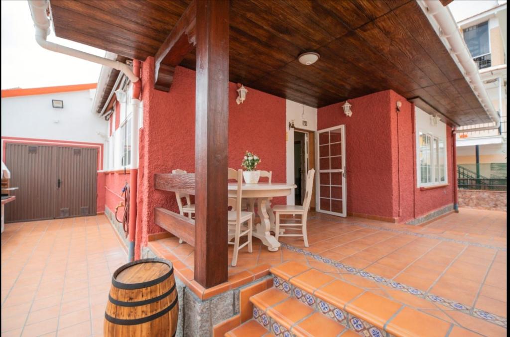een uitzicht op een huis met een tafel en stoelen bij La casita de lola in Sotillo de la Adrada