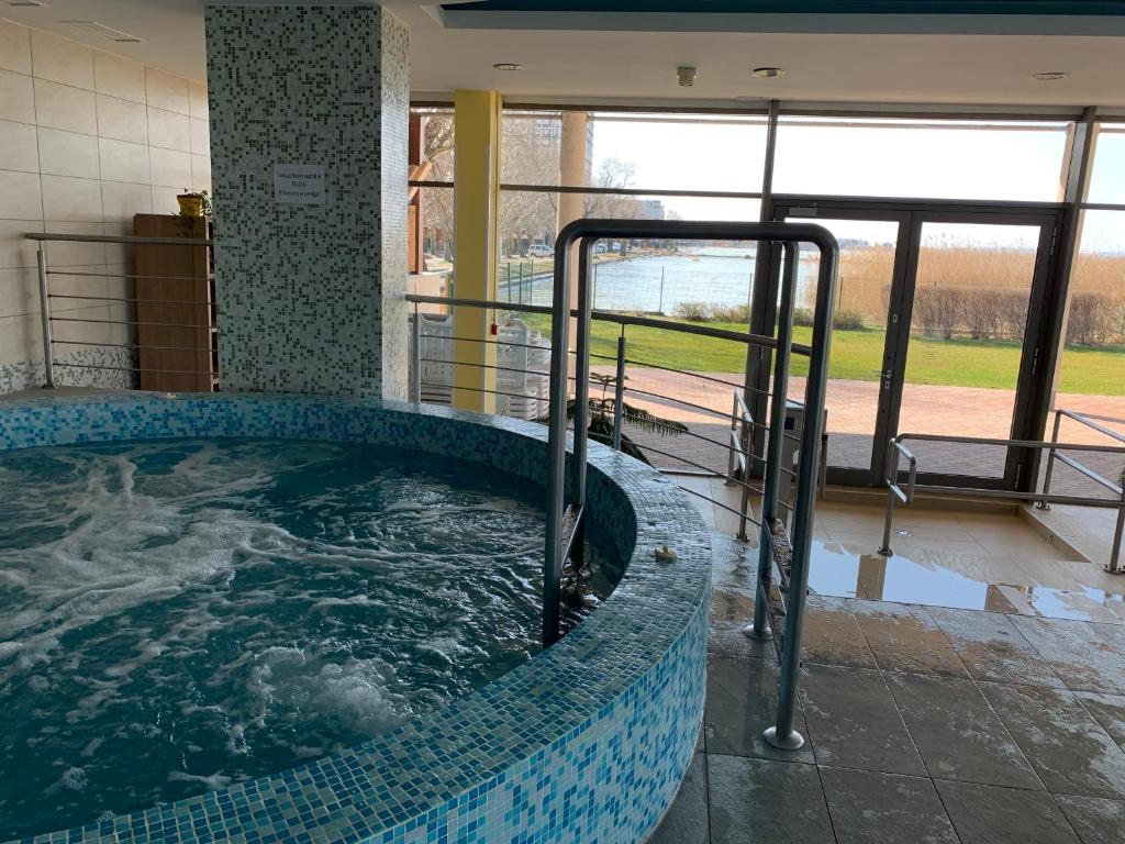 Bazén v ubytovaní Lakeside Wellness Apartman alebo v jeho blízkosti