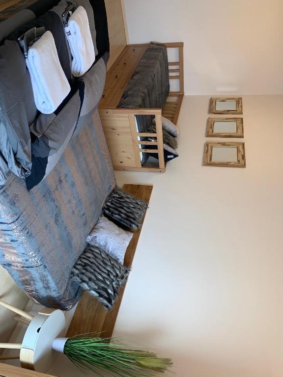 Posteľ alebo postele v izbe v ubytovaní Lakeside Wellness Apartman