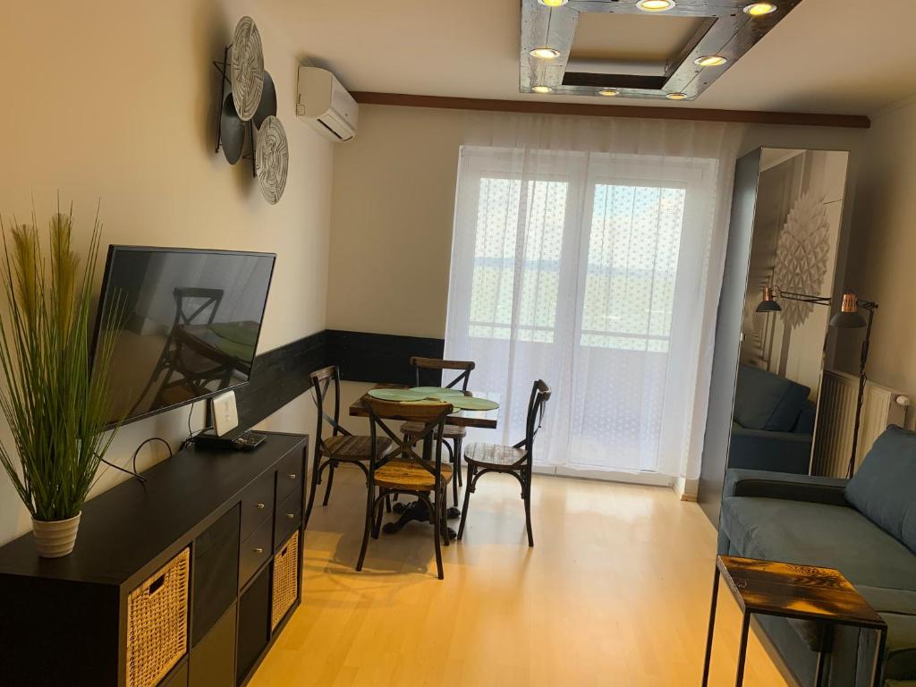 Televízia a/alebo spoločenská miestnosť v ubytovaní Lakeside Wellness Apartman