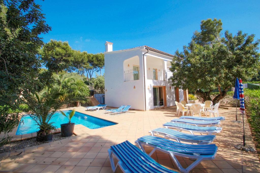 Villa con piscina y tumbonas en El Pinar - sea view villa with private pool in Moraira, en Moraira