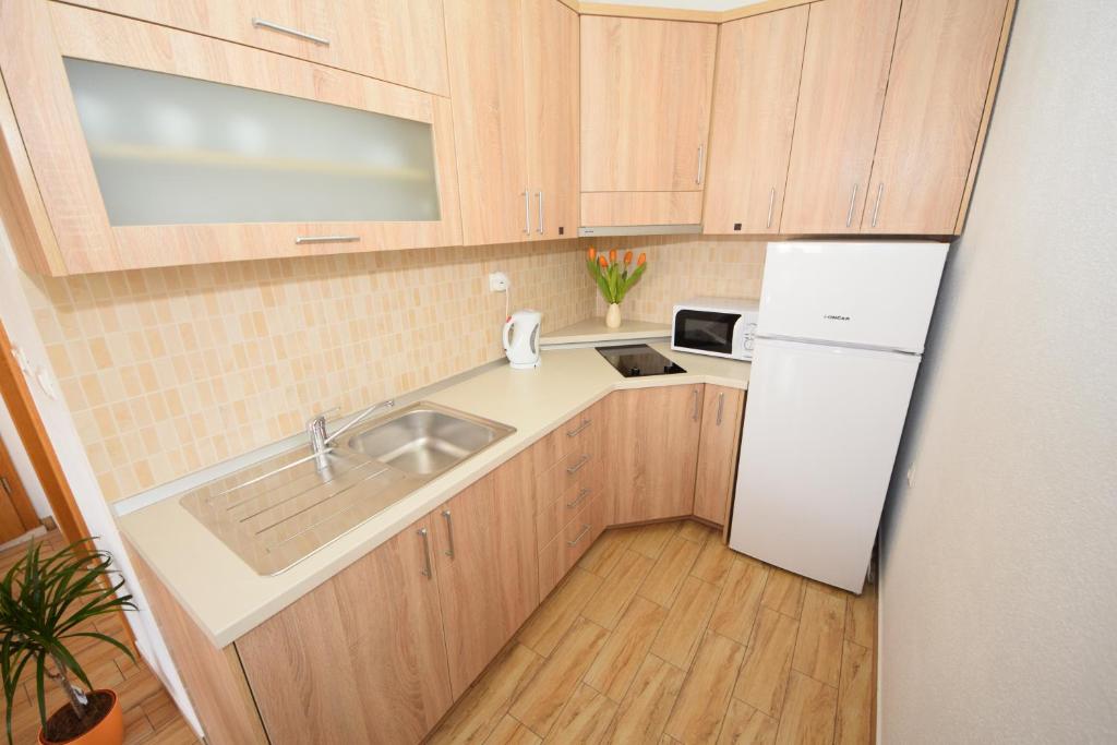 Kuchyňa alebo kuchynka v ubytovaní Apartments Ćurković (Orebić - Dalmatia)