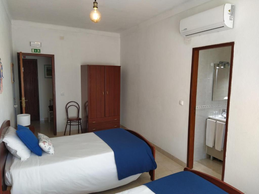 AlpiarçaにあるAtJuditehomeのベッドルーム(大型ベッド1台付)、バスルームが備わります。