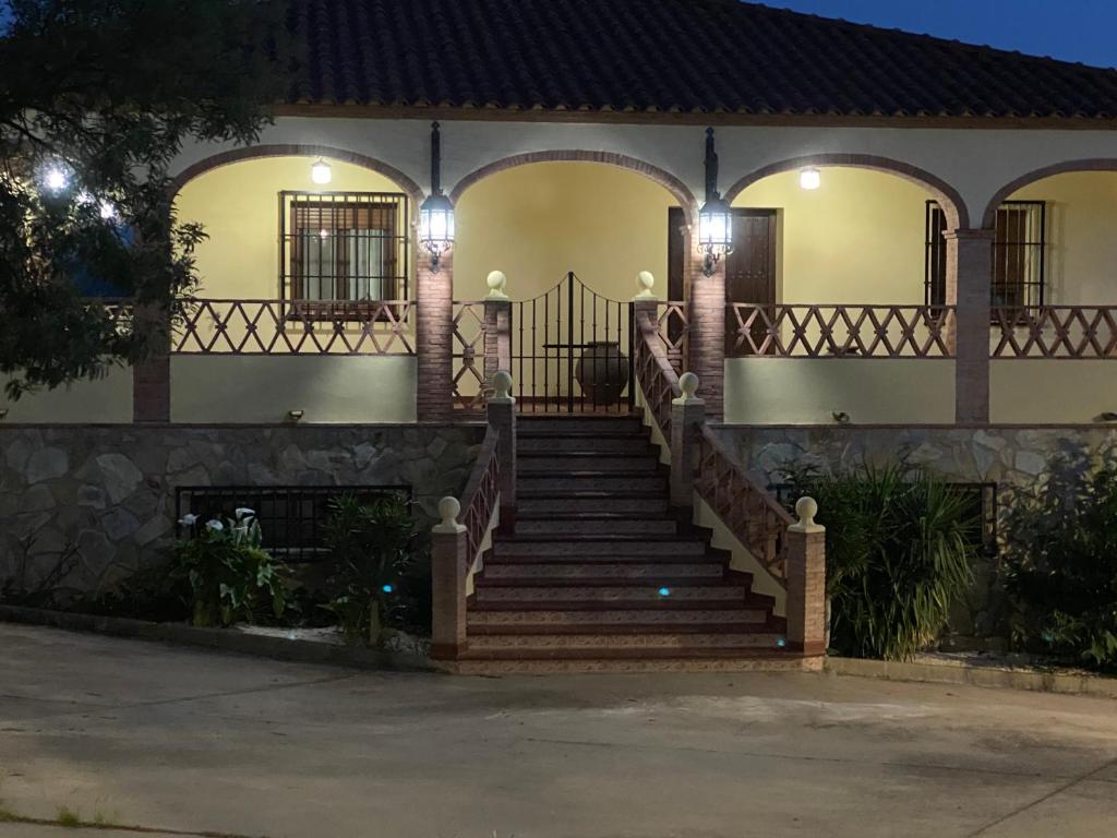 uma casa com uma escada em frente em Casa Rural Montes de Trigo em Jerez de los Caballeros