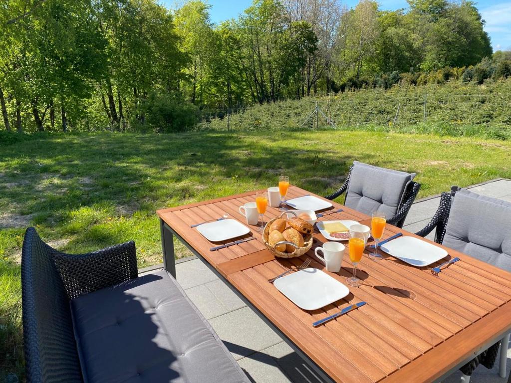 una mesa de madera con una cesta de comida. en Forest View Apartments in Winterberg Sauerland en Medebach