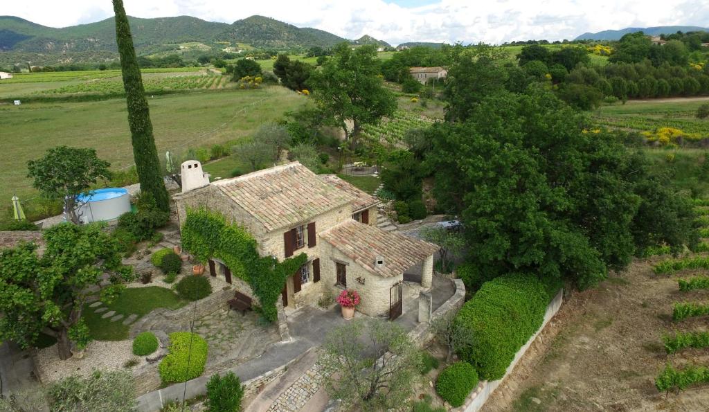 une vue aérienne d'une maison dans un champ dans l'établissement Maison Bijoux-de-Provence 