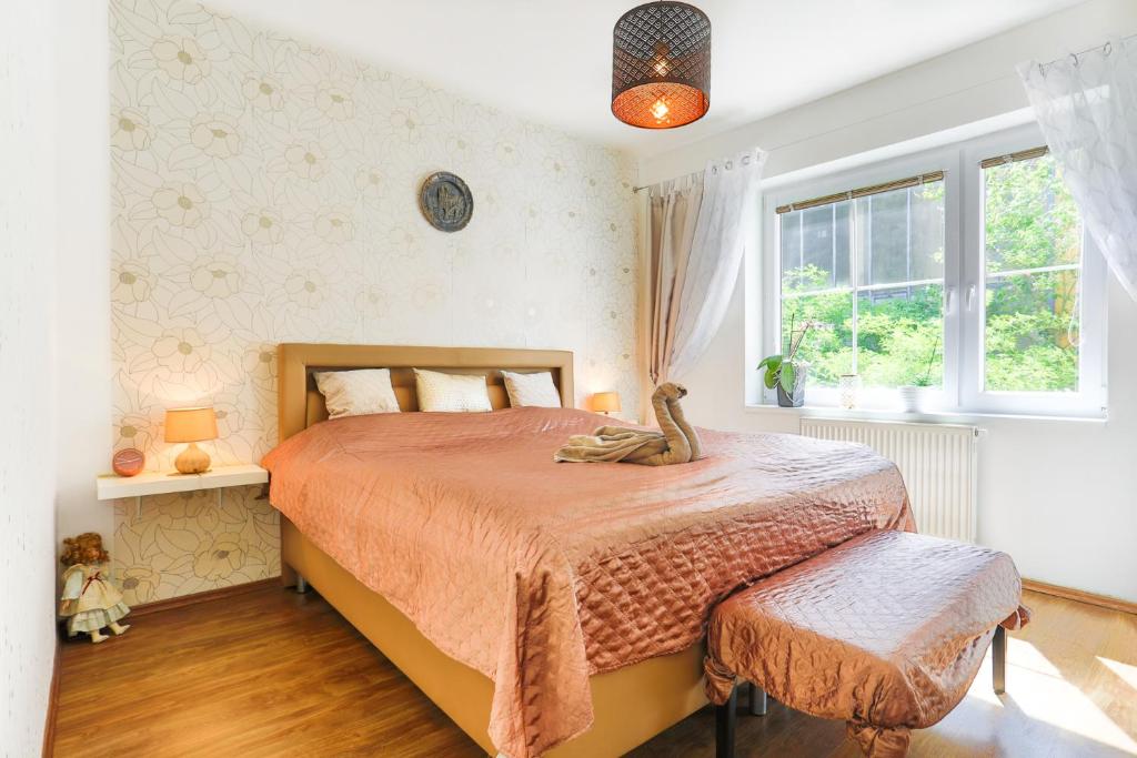 sypialnia z dużym łóżkiem i oknem w obiekcie Apartment Carla w Karlowych Warach
