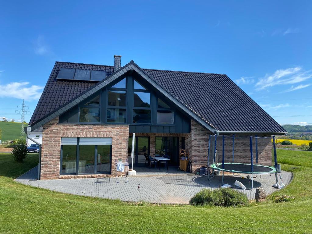 ein Haus mit einem Solarium darüber in der Unterkunft Ferienwohnungen Nahrstedt in Waldeck