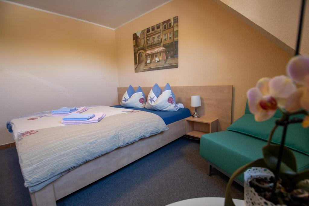 Postel nebo postele na pokoji v ubytování Hotel Norden Norddeich