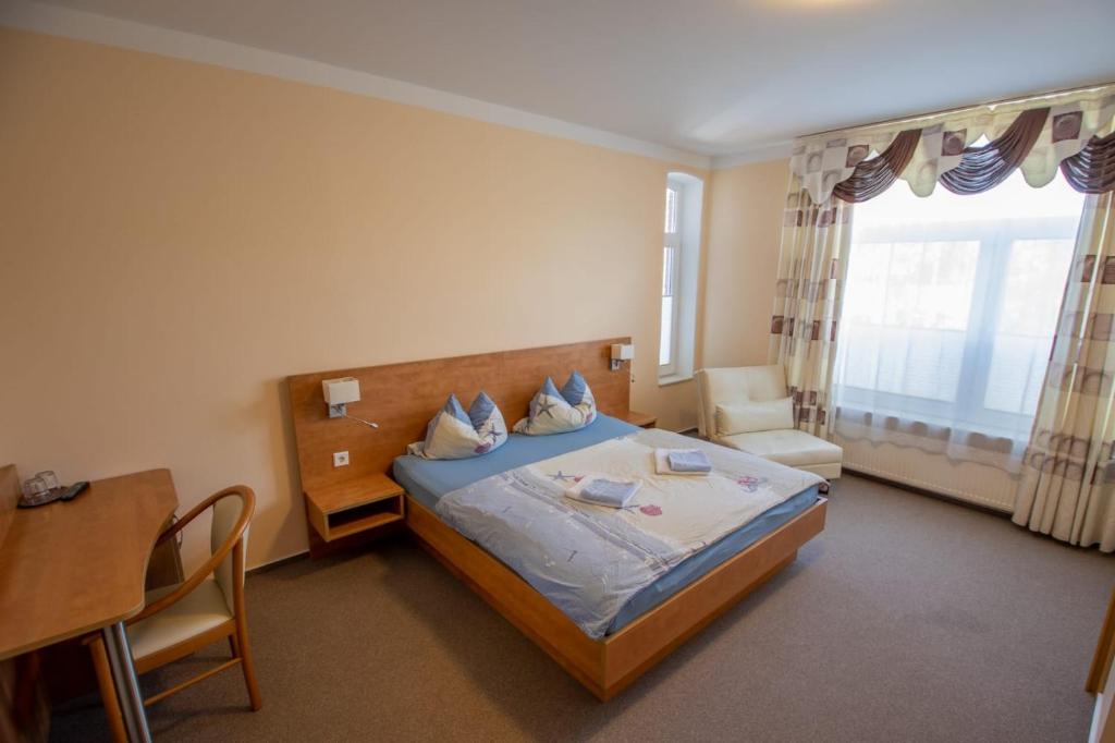 Postel nebo postele na pokoji v ubytování Hotel Norden Norddeich