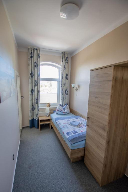 Postel nebo postele na pokoji v ubytování Hotel Norden Norddeich