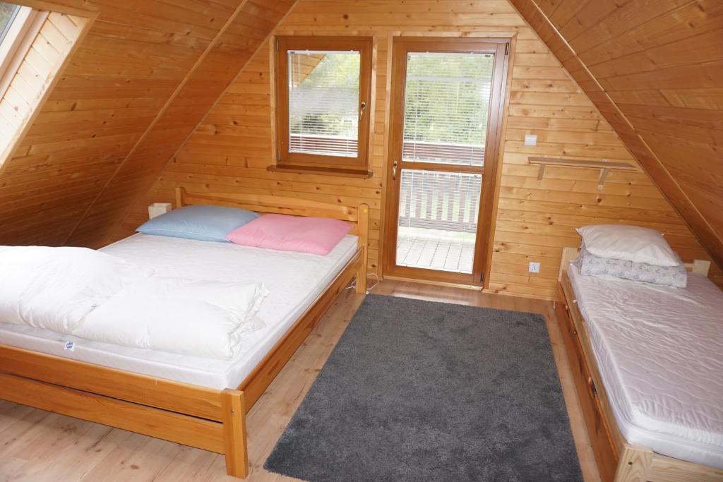 Postel nebo postele na pokoji v ubytování OSADA ŚWIERKOWA