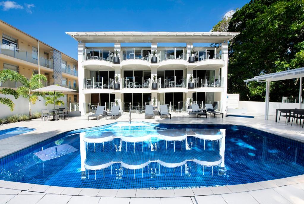 una piscina di fronte a un edificio di SandCastles Noosa a Noosa Heads