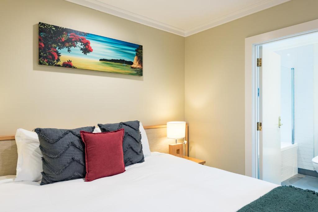 Postel nebo postele na pokoji v ubytování Paihia Beach Resort & Spa Hotel