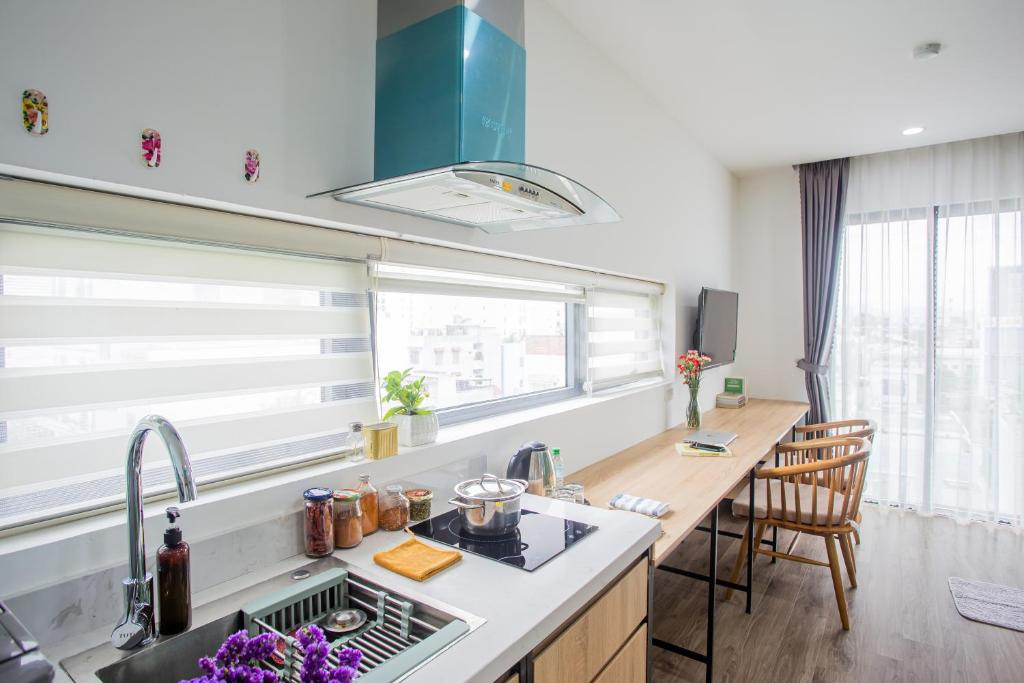 Kuchyň nebo kuchyňský kout v ubytování Nami Home Da Nang