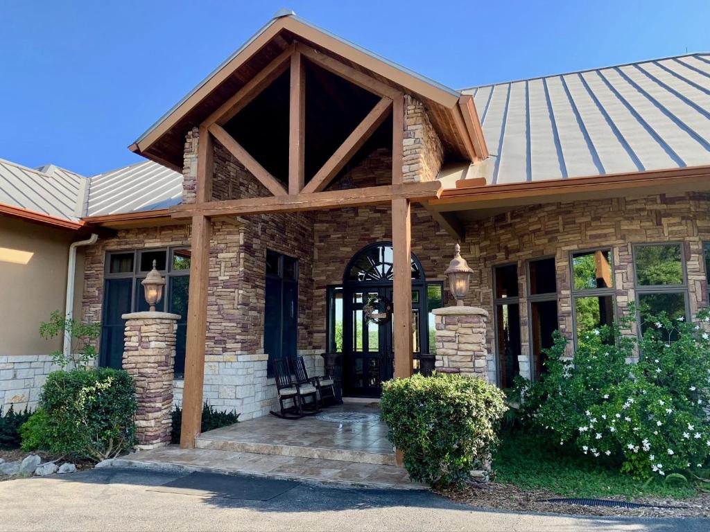 une maison en briques avec une grande porte en verre dans l'établissement Scenic Hill Country Retreat - Rhino Ranch, à New Braunfels