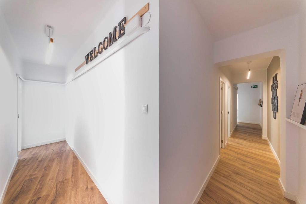 un pasillo con paredes blancas y suelo de madera en Apartamento Turístico IRATI en Pamplona
