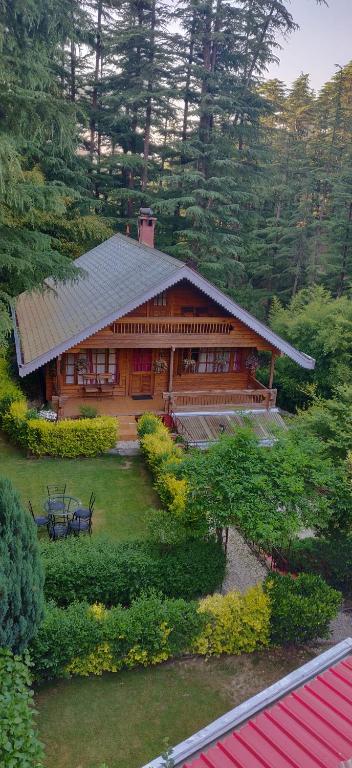 Aed väljaspool majutusasutust The Chalets Naldehra