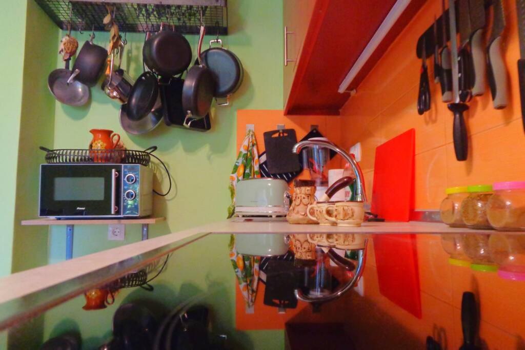 cocina con encimera, microondas y utensilios de cocina en Sea&Sky Apartment, en Víngla