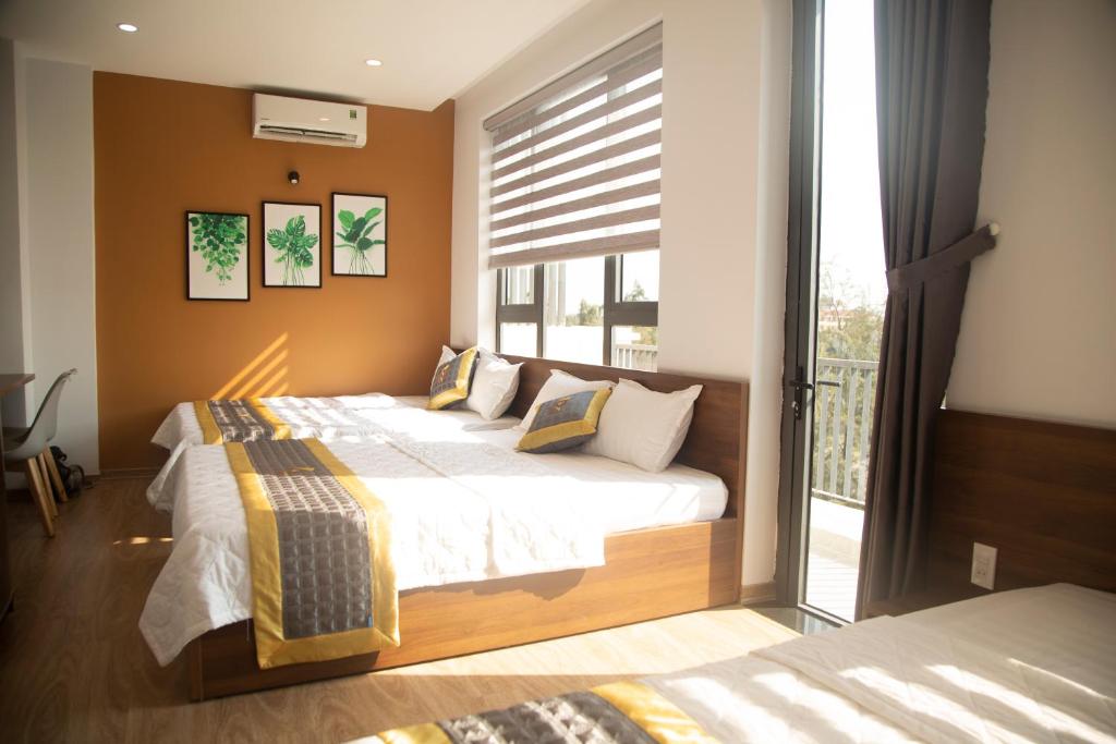 sypialnia z 2 łóżkami i balkonem w obiekcie Khách sạn Phú Yên - BaKa Hotel w mieście Tuy Hòa