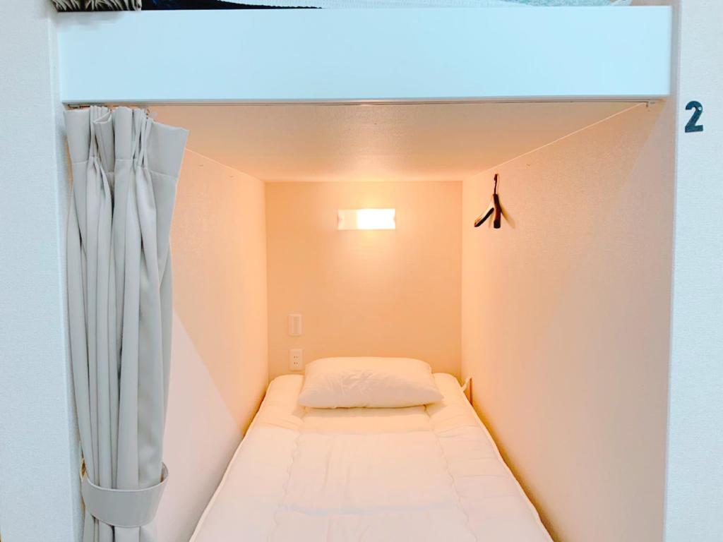 Postel nebo postele na pokoji v ubytování ONE HOSTEL Himeji ワンホステル姫路