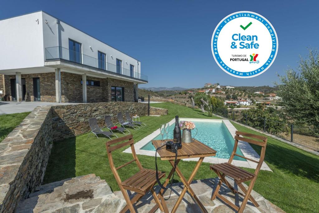 une villa avec une piscine, une table et des chaises dans l'établissement Longra Family Villa & SPA, à Barcel