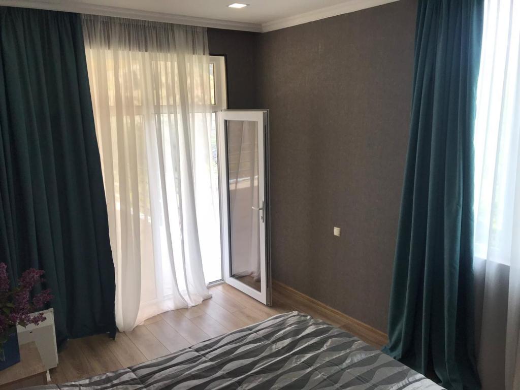 una camera con un letto e una grande finestra di Hotel Vardzia Terrace a Vardzia
