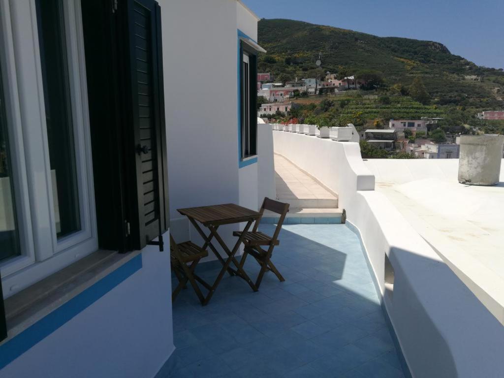einen Tisch und zwei Stühle auf einem Balkon in der Unterkunft Agenzia Isotur MALVA in Ponza