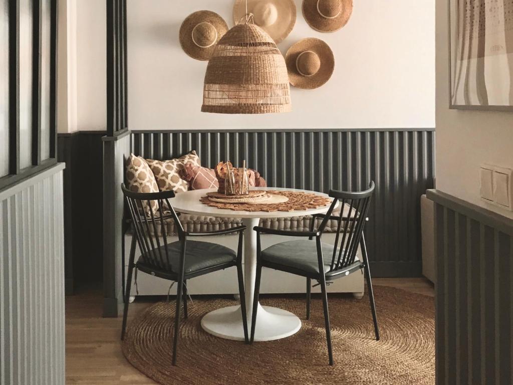 A seating area at Central Point by Zoom Apartments