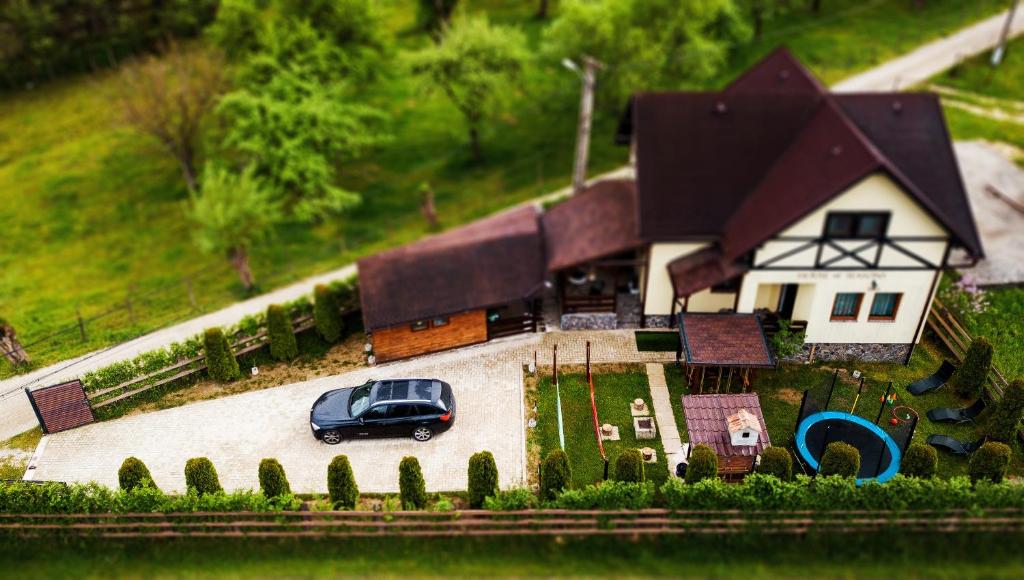 een speelgoedauto is geparkeerd voor een huis bij House of Seasons in Bran