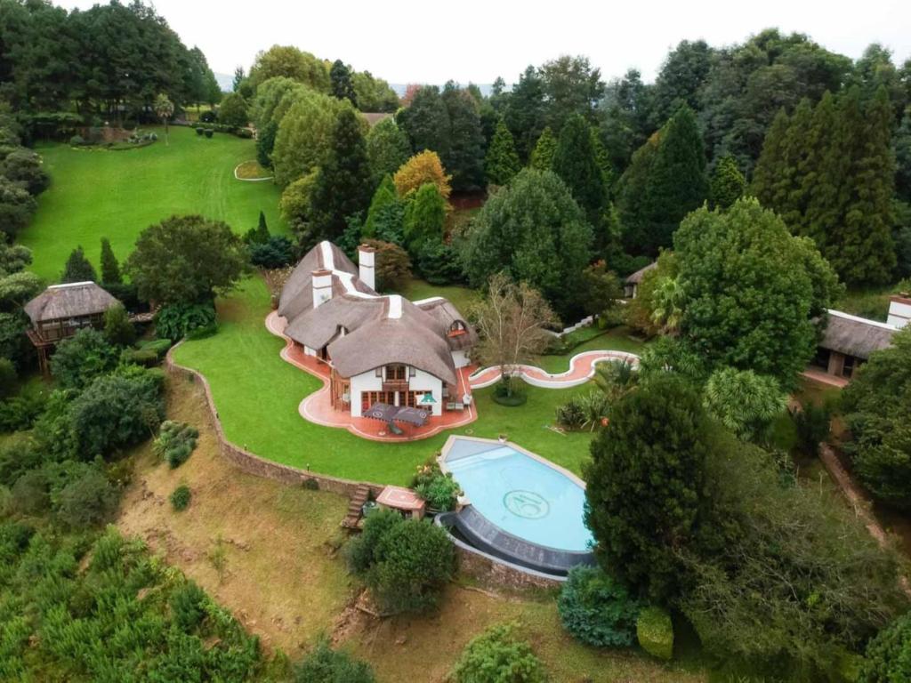 una vista aérea de una casa con piscina en Crestwood Bed & Breakfast, en Curryʼs Post