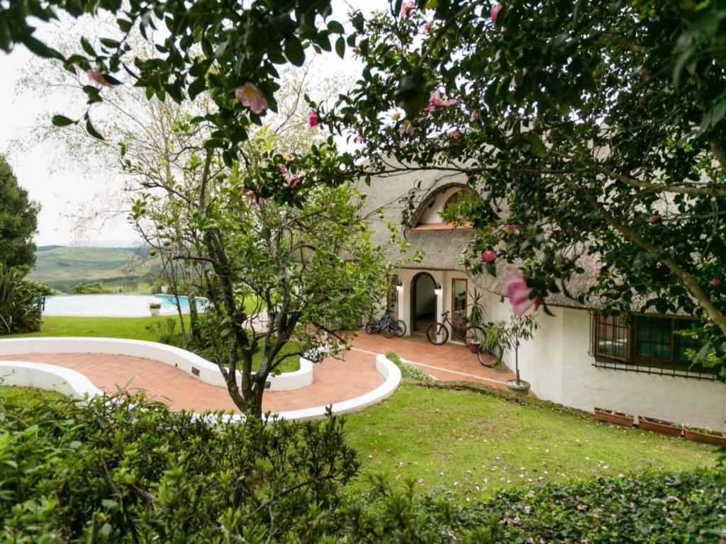 una casa con un albero di fronte di Crestwood Bed & Breakfast a Curryʼs Post