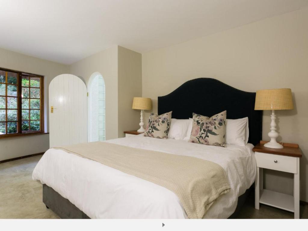 Letto o letti in una camera di Crestwood Bed & Breakfast