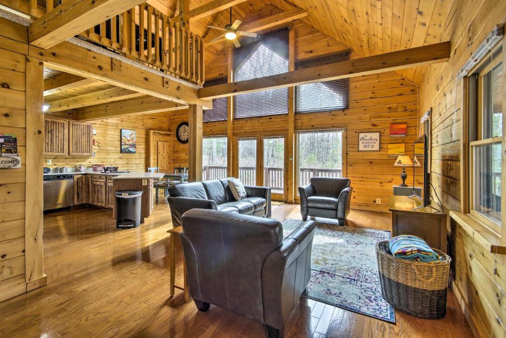 - un salon avec des chaises et une cuisine dans une cabine dans l'établissement Comfortable Log Home about 4 Mi to Shenandoah River!, à New Market