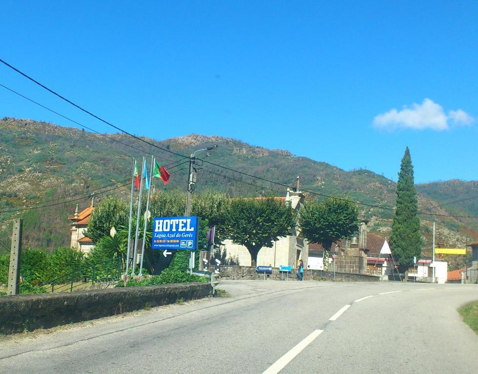 Nespecifikovaný výhled na hory nebo výhled na hory při pohledu z hotelu