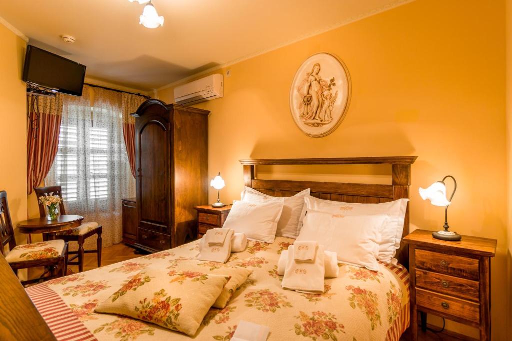 Una cama o camas en una habitación de Hotel Monte Cristo