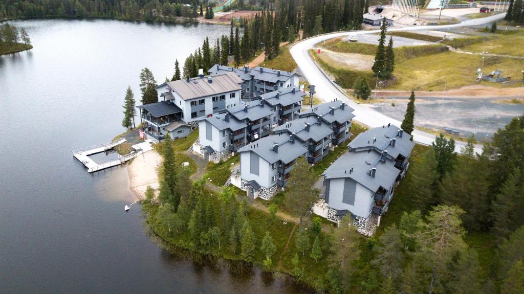 una vista aérea de una casa en una isla en el agua en Ski-Inn RukaTonttu en Ruka