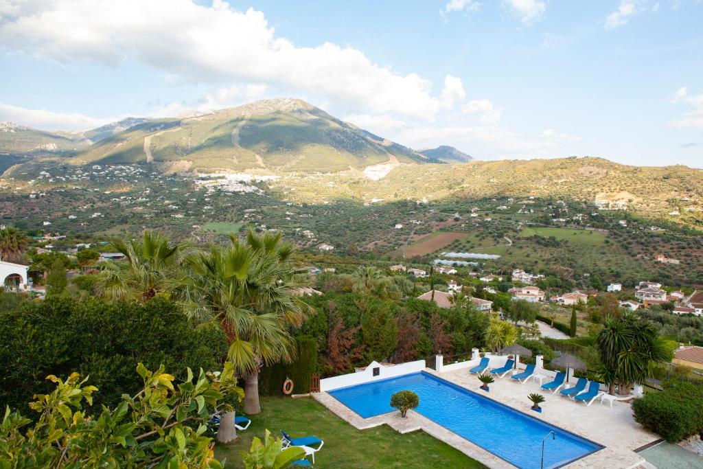 Villa con piscina y montaña en Hotel Cortijo de Salia, en Alcaucín