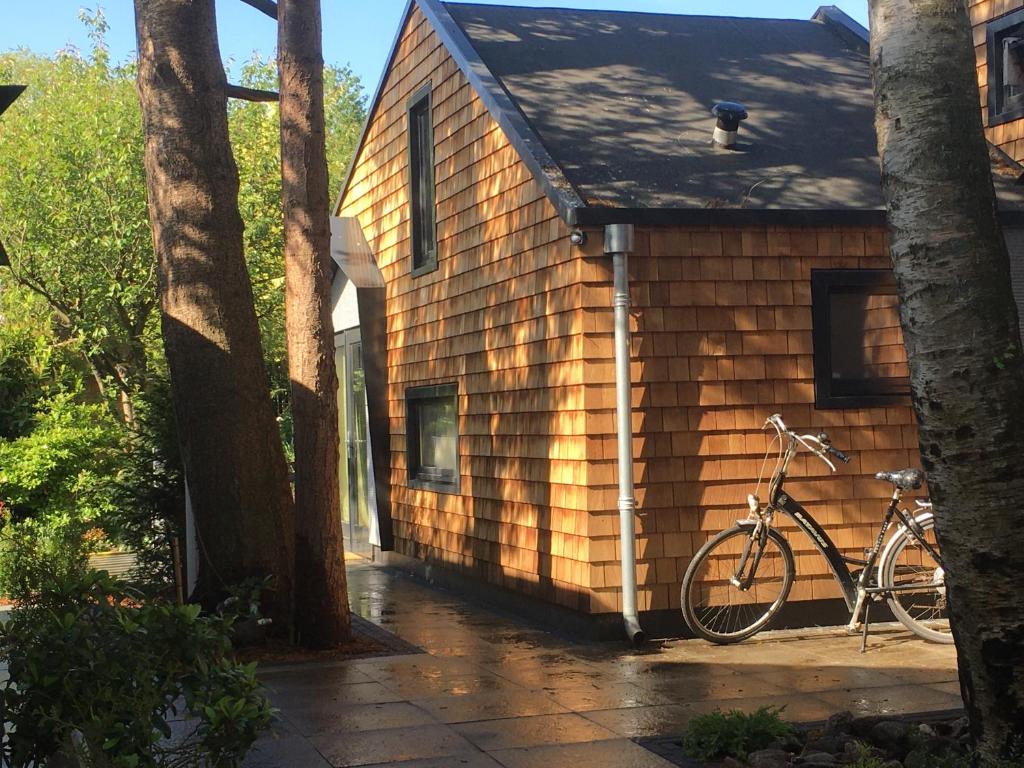 Una bicicleta está estacionada al lado de una casa en B&B Het Vogeltje, en Harderwijk